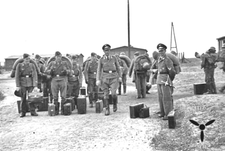 Soldaten vor den Baracken in Eschborn
